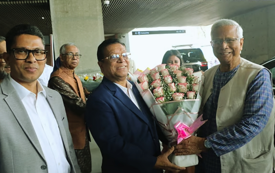 রাষ্ট্র পরিচালনা শেষে আপন আঙিনায় ড. ইউনূসের আবেগঘন প্রত্যাবর্তন