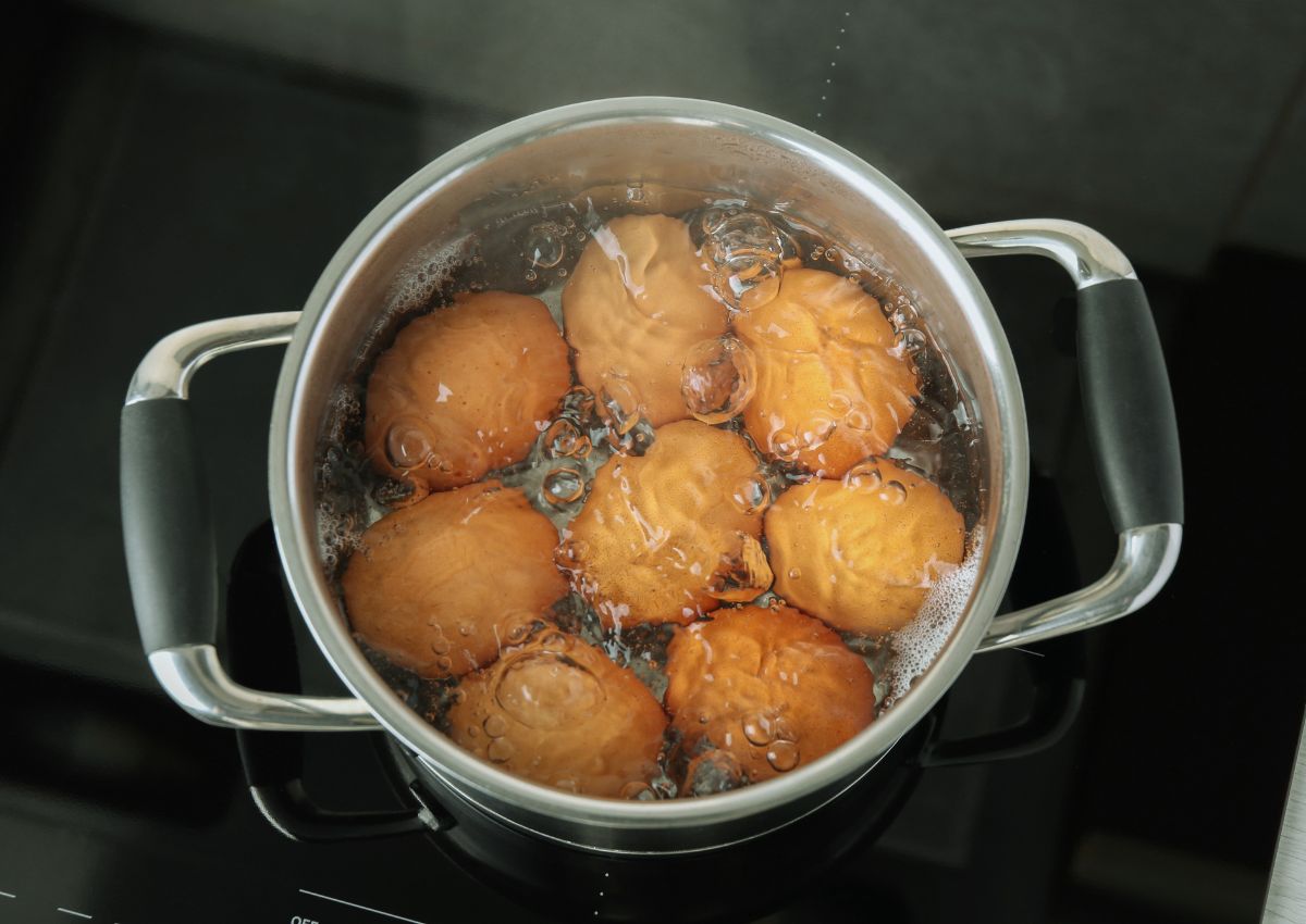 সেদ্ধ ডিমের পানি ফেলে দেওয়ার আগে দু’বার ভাবুন!