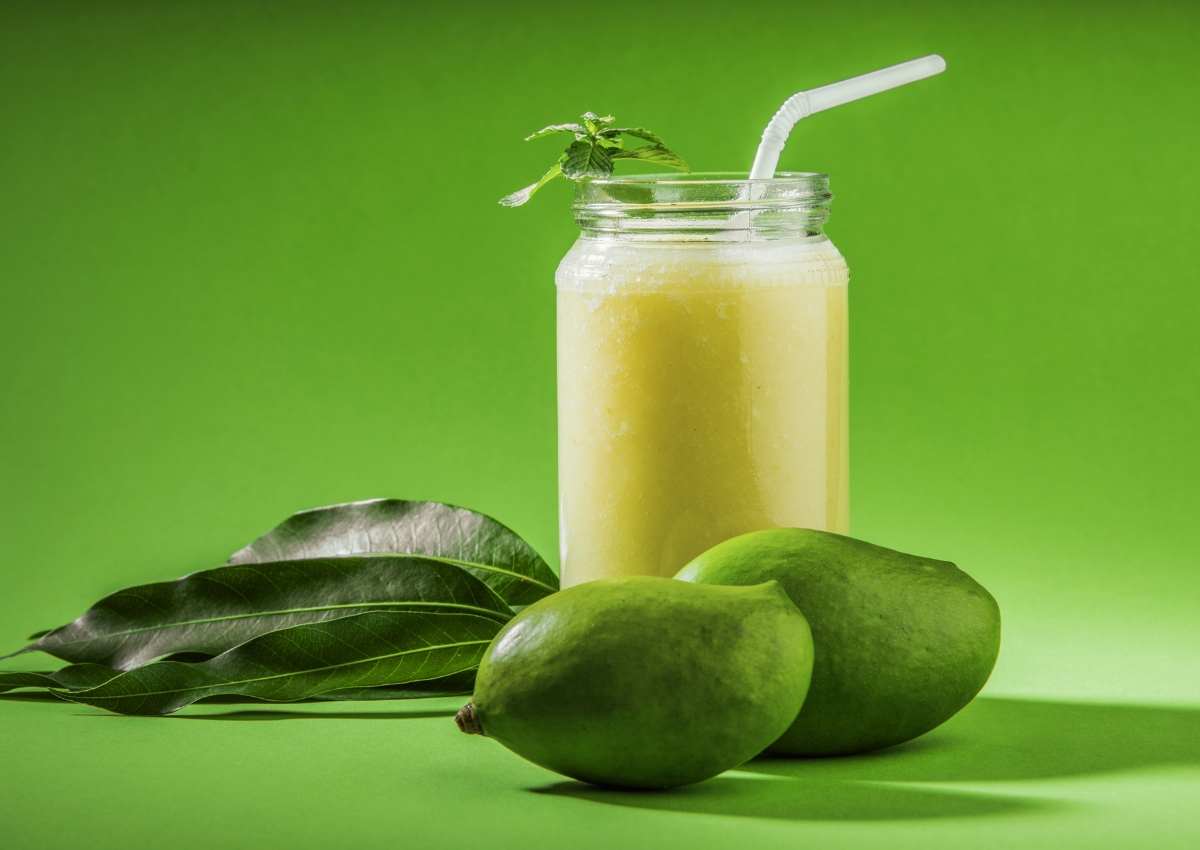 কাঠফাটা রোদে শরীর জুড়াতে কাঁচা আমের শরবতের ম্যাজিক