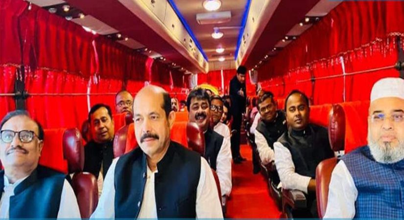 বঙ্গবন্ধুকে শ্রদ্ধা জানাতে টুঙ্গিপাড়ায় ডিএনসিসি মেয়র ও কাউন্সিলররা
