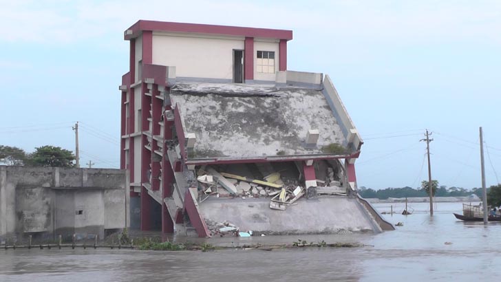 হেলে পড়ল আরও একটি বিদ্যালয়