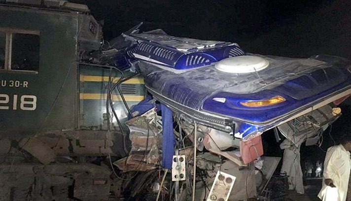 পাকিস্তানে সড়ক দুর্ঘটনায় নিহত ২০